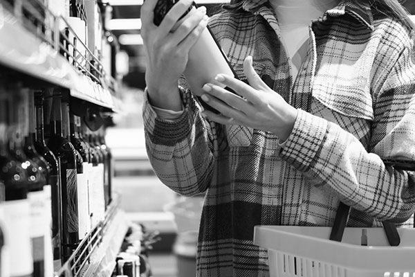 mulher fazendo compras na seção de vinhos totalmente abastecida mulher fazendo compras na seção de vinhos totalmente abastecida